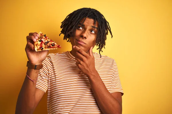 Afroamerikanischer Mann Mit Dreadlocks Der Auf Isoliertem Gelben Hintergrund Pizza — Stockfoto