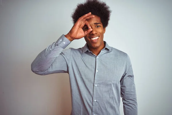 Junger Afrikanisch Amerikanischer Mann Mit Afro Haaren Trägt Graues Hemd — Stockfoto