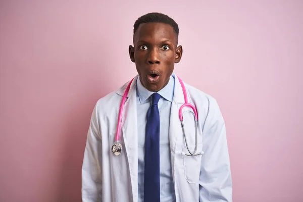 Africano Americano Médico Homem Vestindo Estetoscópio Sobre Fundo Rosa Isolado — Fotografia de Stock