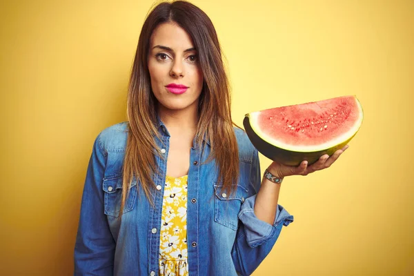 Ung Vacker Kvinna Äta Fräsch Hälsosam Vattenmelon Slice Över Gul — Stockfoto