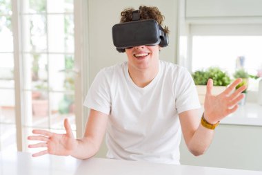 Genç adam eğleniyor evde sanal gerçeklik gözlüklü