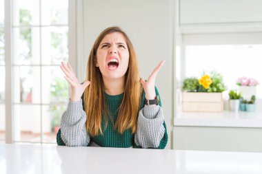 Genç güzel artı boyutu kadın rahat çizgili kazak deli ve deli bağırarak giyen ve agresif ifade ve kollar kaldırdı ile bağırıyor. Hayal kırıklığı kavramı.