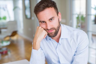 Yakışıklı iş düşünme seyir yorgun ve sıkılmış çapraz silah depresyon sorunları ile.