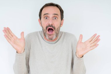 İzole arka plan clueless ve şaşkın bir ifadeyle kollar ve eller kaldırdı üzerinde zarif komuta sizde. Şüphe kavramı.