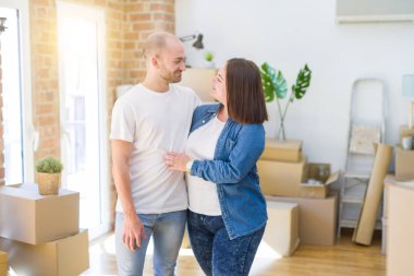 Genç çift birlikte mutlu yeni bir eve hareket gülümseyen