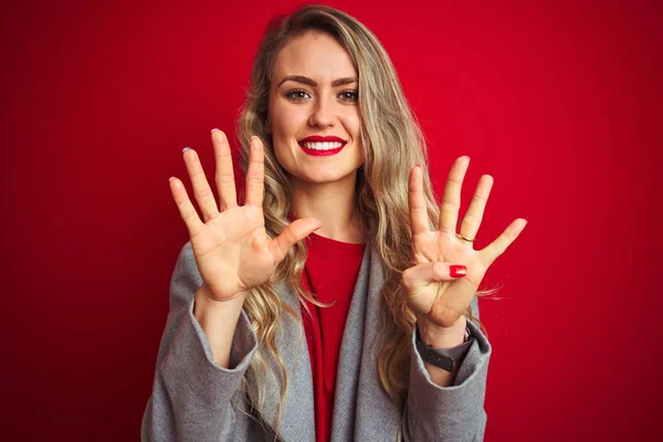 Junge Schöne Geschäftsfrau Eleganter Jacke Steht Über Rotem Isoliertem Hintergrund — Stockfoto