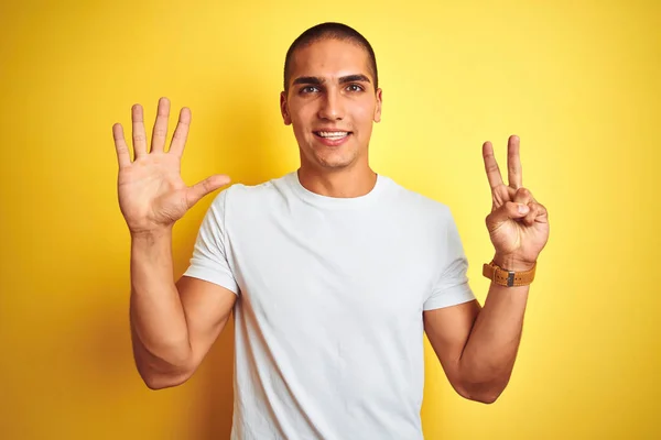 Jonge Kaukasische Man Dragen Casual Wit Shirt Gele Geïsoleerde Achtergrond — Stockfoto