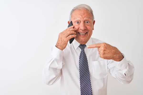 Senior Grey Haired Affärsman Talar Smartphone Över Isolerad Vit Bakgrund — Stockfoto