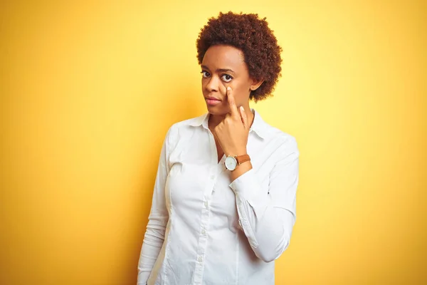 Afroamerikai Üzleti Több Mint Elszigetelt Sárga Háttér Mutatva Szemet Figyel — Stock Fotó