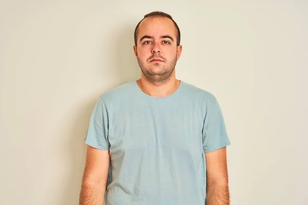 Ung Man Bär Blå Casual Shirt Stående Över Isolerad Vit — Stockfoto