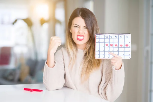 Mooie Jongedame Bedrijf Menstruatie Kalender Thuis Boos Gefrustreerd Schreeuwen Met — Stockfoto