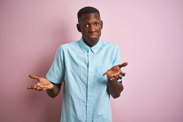 African American Man Bär Blå Casual Shirt Stående Över Isolerade — Stockfoto