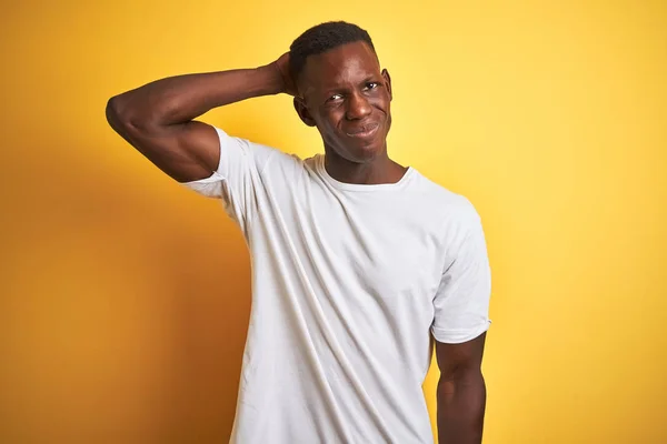 Jonge Afro Amerikaanse Man Dragen Wit Shirt Staande Geïsoleerde Gele — Stockfoto