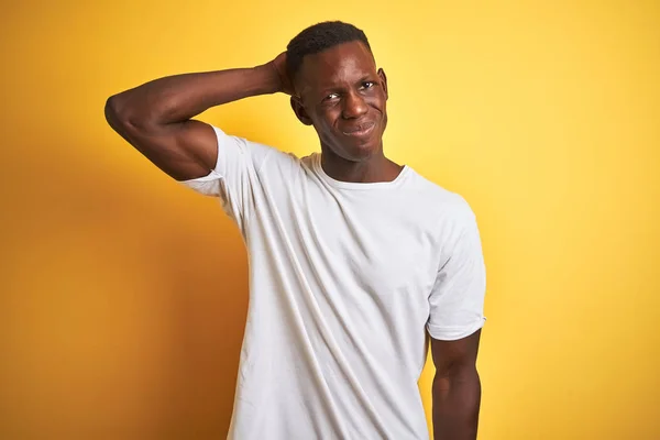 Jeune Homme Afro Américain Portant Shirt Blanc Debout Sur Fond — Photo