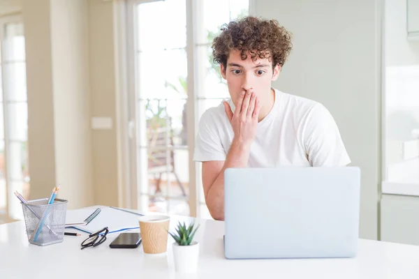 Jovem Estudante Trabalhando Estudando Usando Computador Laptop Cobrir Boca Com — Fotografia de Stock