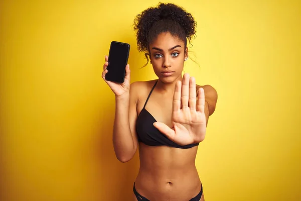 Mujer Afroamericana Vistiendo Bikini Mostrando Teléfono Inteligente Sobre Fondo Amarillo —  Fotos de Stock