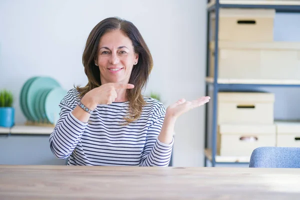 Femme Âgée Âge Moyen Assis Table Maison Étonné Souriant Caméra — Photo