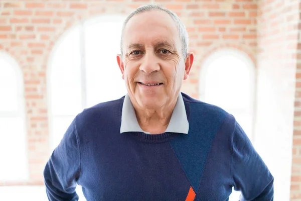 Bonito Homem Meia Idade Sênior Sorrindo Alegre Feliz Positivo — Fotografia de Stock