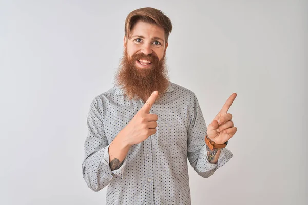 Jonge Redhead Ierse Man Dragen Casual Shirt Staande Geïsoleerde Witte — Stockfoto