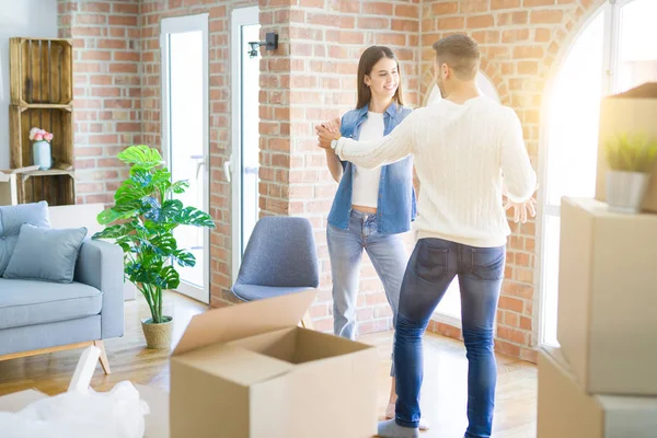 Hermosa Pareja Joven Mudándose Nuevo Hogar Bailando Amor Celebrando Nuevo — Foto de Stock