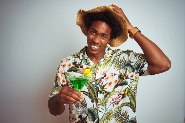 Afro Homme Vacances Portant Chapeau Été Boire Cocktail Sur Fond — Photo