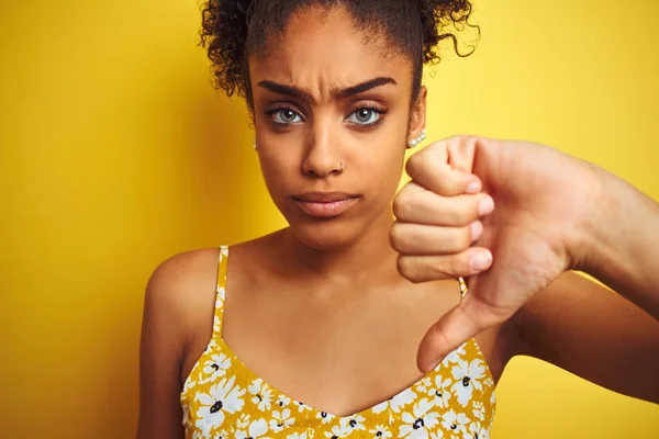 Jonge Afro Amerikaanse Vrouw Het Dragen Van Zomer Bloemen Jurk — Stockfoto