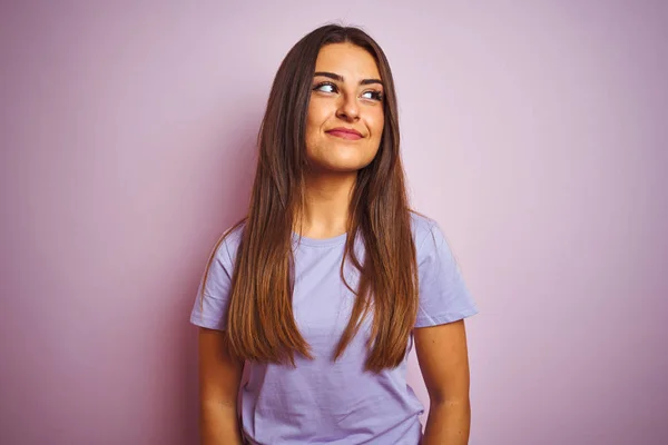 Junge Schöne Frau Lässigem Shirt Vor Isoliertem Rosa Hintergrund Lächelnd — Stockfoto