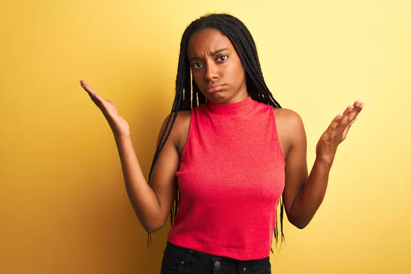 Mulher Afro Americana Vestindo Camiseta Casual Vermelha Sobre Fundo Amarelo — Fotografia de Stock