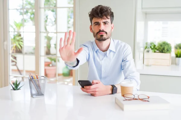 Joven Hombre Negocios Usando Smartphone Enviando Mensaje Con Mano Abierta — Foto de Stock