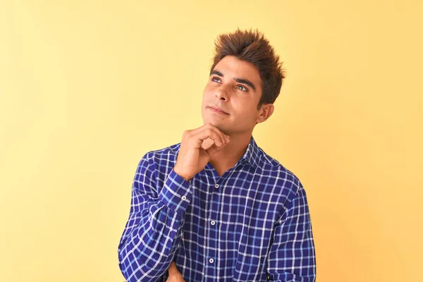 Joven Hombre Guapo Con Camisa Casual Pie Sobre Fondo Amarillo — Foto de Stock