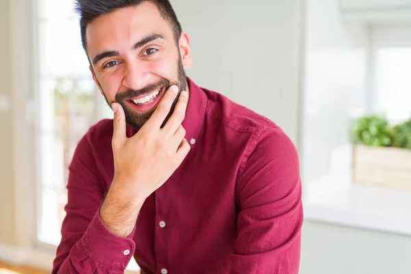 Hombre guapo sonriendo alegre con una gran sonrisa en la cara mostrando t — Foto de Stock