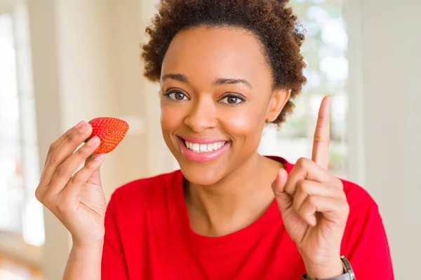 Jonge Afro Amerikaanse Vrouw Eten Verse Aardbeien Voor Ontbijt Verrast — Stockfoto