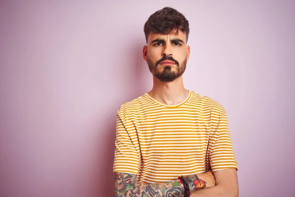 Jovem Com Tatuagem Vestindo Camiseta Listrada Amarela Sobre Fundo Rosa — Fotografia de Stock