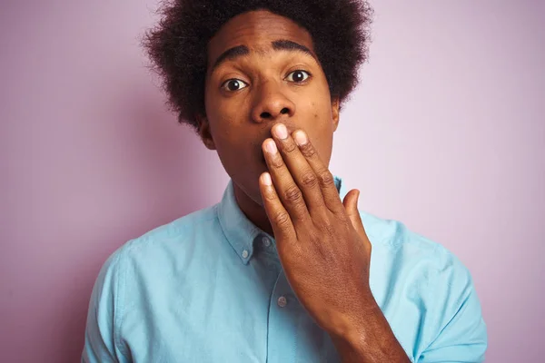 Jonge Amerikaanse Man Met Afro Haar Dragen Blauw Shirt Staande — Stockfoto