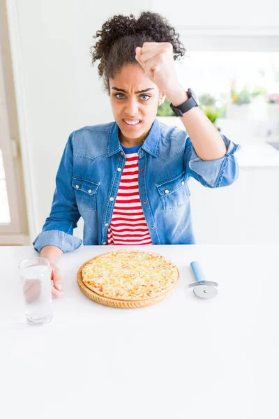 Young African American Woman Eating Homemade Cheese Pizza Annoyed Frustrated — Stock Photo, Image