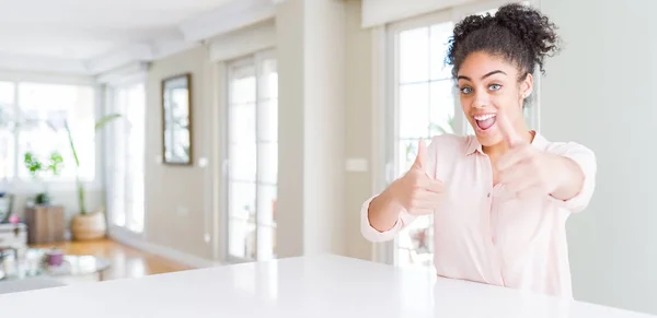 Vidvinkel Vacker Afrikansk Amerikansk Kvinna Med Afro Hår Godkänna Gör — Stockfoto