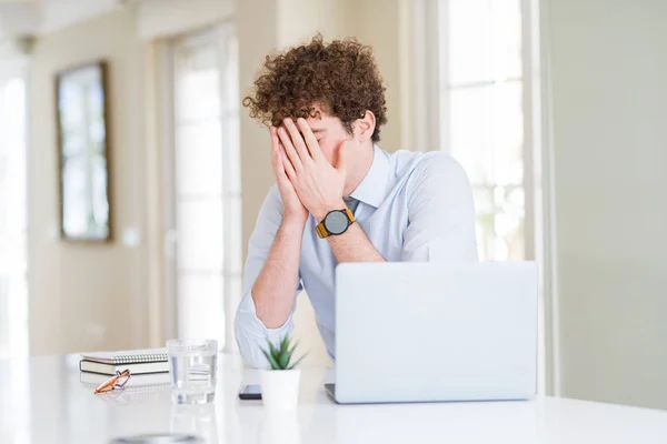 Giovane Uomo Affari Che Lavora Con Computer Portatile Ufficio Con — Foto Stock