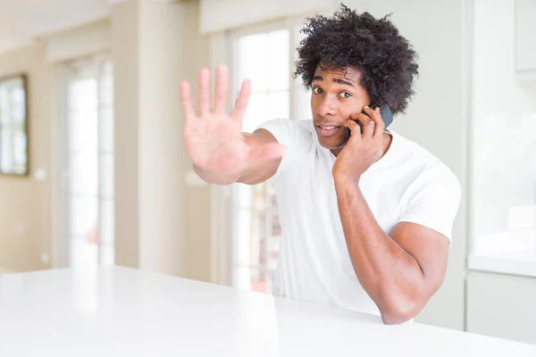 Afroamerický Obchodní Muž Který Mluví Telefonu Otevřenou Rukou Zastavuje Nápis — Stock fotografie