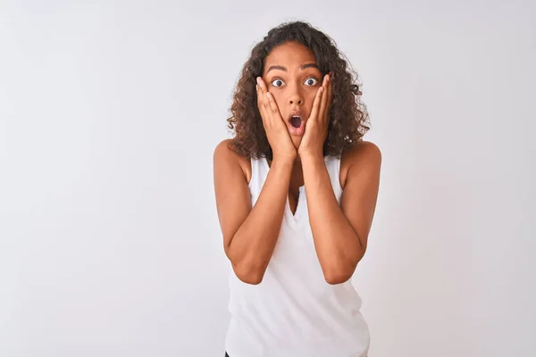 Jonge Braziliaanse Vrouw Dragen Casual Shirt Staande Geïsoleerde Witte Achtergrond — Stockfoto