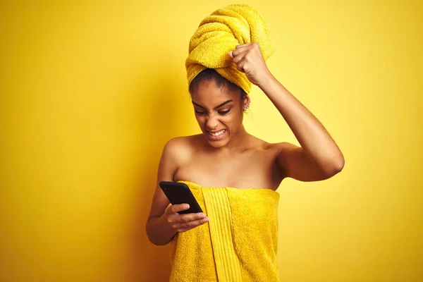 Afro Mujer Usando Toalla Después Ducha Usando Smatrphone Sobre Aislado —  Fotos de Stock