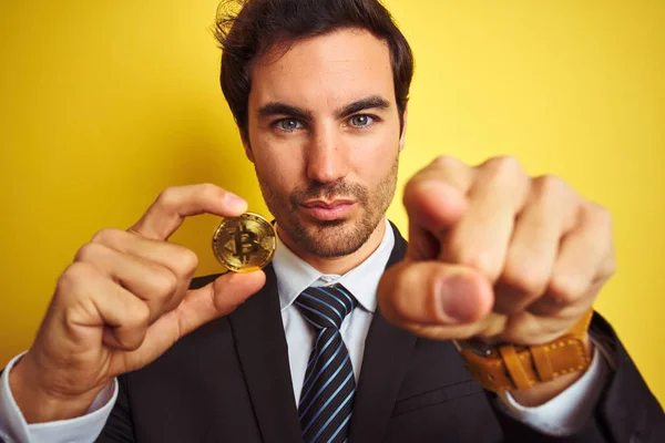 Jovem Empresário Bonito Segurando Bitcoin Sobre Fundo Amarelo Isolado Apontando — Fotografia de Stock