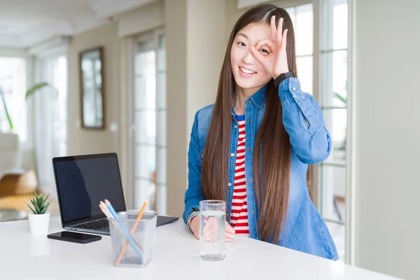 Hermosa Mujer Asiática Trabajando Con Computadora Portátil Haciendo Buen Gesto —  Fotos de Stock