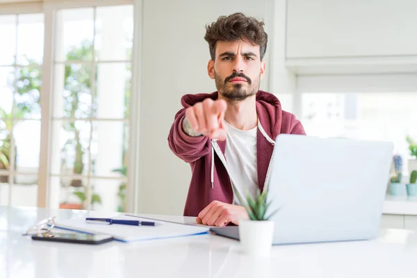 Joven Estudiante Usando Ordenador Portátil Portátil Apuntando Con Dedo Cámara — Foto de Stock