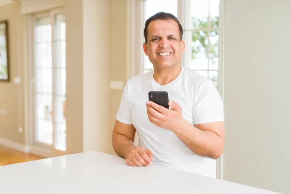 Hombre Mediana Edad Utilizando Teléfono Inteligente Casa Con Una Cara —  Fotos de Stock