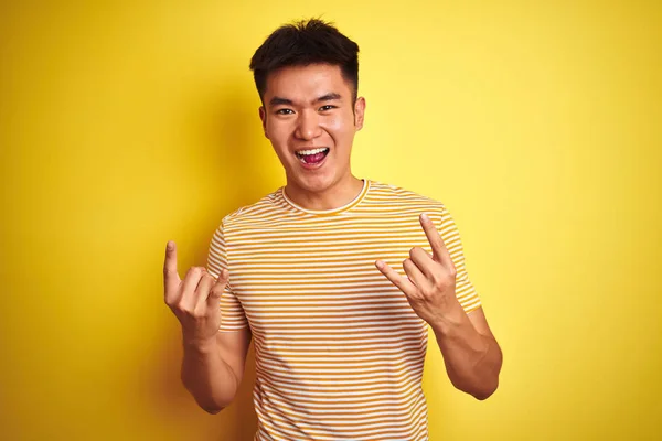Mladý Asijský Číňan Který Nosil Tričko Nad Izolovaným Žlutým Pozadím — Stock fotografie