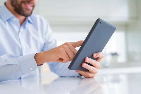 Primo Piano Delle Mani Dell Uomo Con Tablet Sorridente — Foto Stock