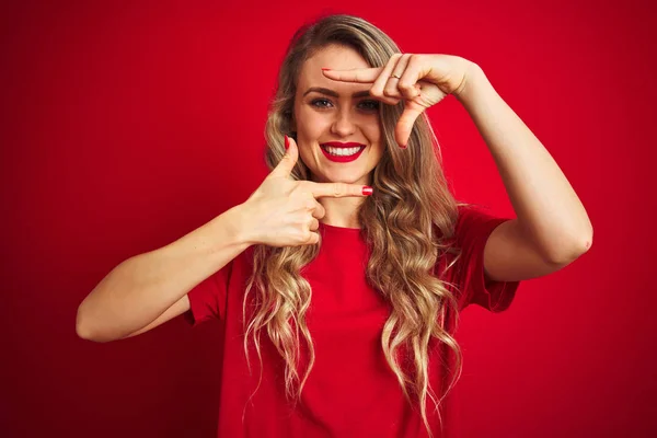 Mulher Bonita Nova Vestindo Camiseta Básica Sobre Fundo Isolado Vermelho — Fotografia de Stock