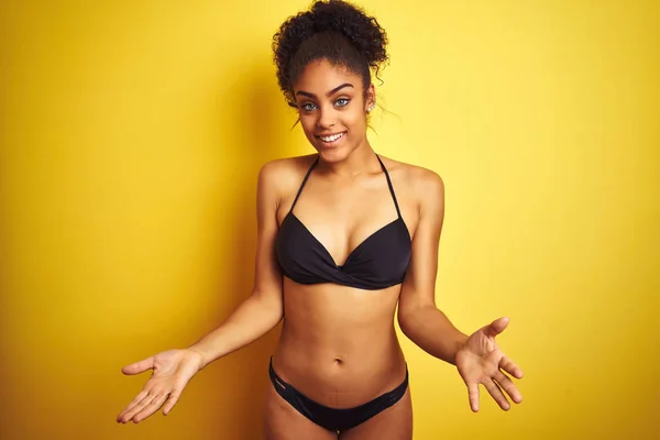 Mujer Afroamericana Vacaciones Bikini Pie Sobre Fondo Amarillo Aislado Sonriendo —  Fotos de Stock