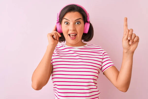 Jeune Belle Femme Écoutant Musique Aide Écouteurs Sur Fond Rose — Photo