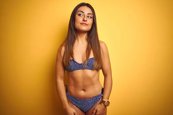 Tatilde Bikini Giyen Genç Güzel Kadın Izole Sarı Arka Plan — Stok fotoğraf
